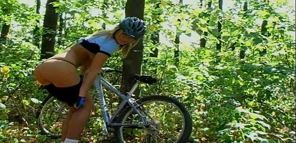  Super hot sporty girl plays with herself in the forest